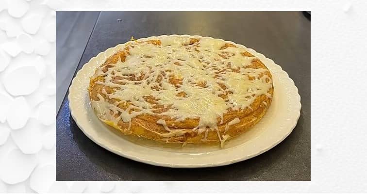 Приготовление омлета «4 сыра» с лавашом на сковороде: шаг 8