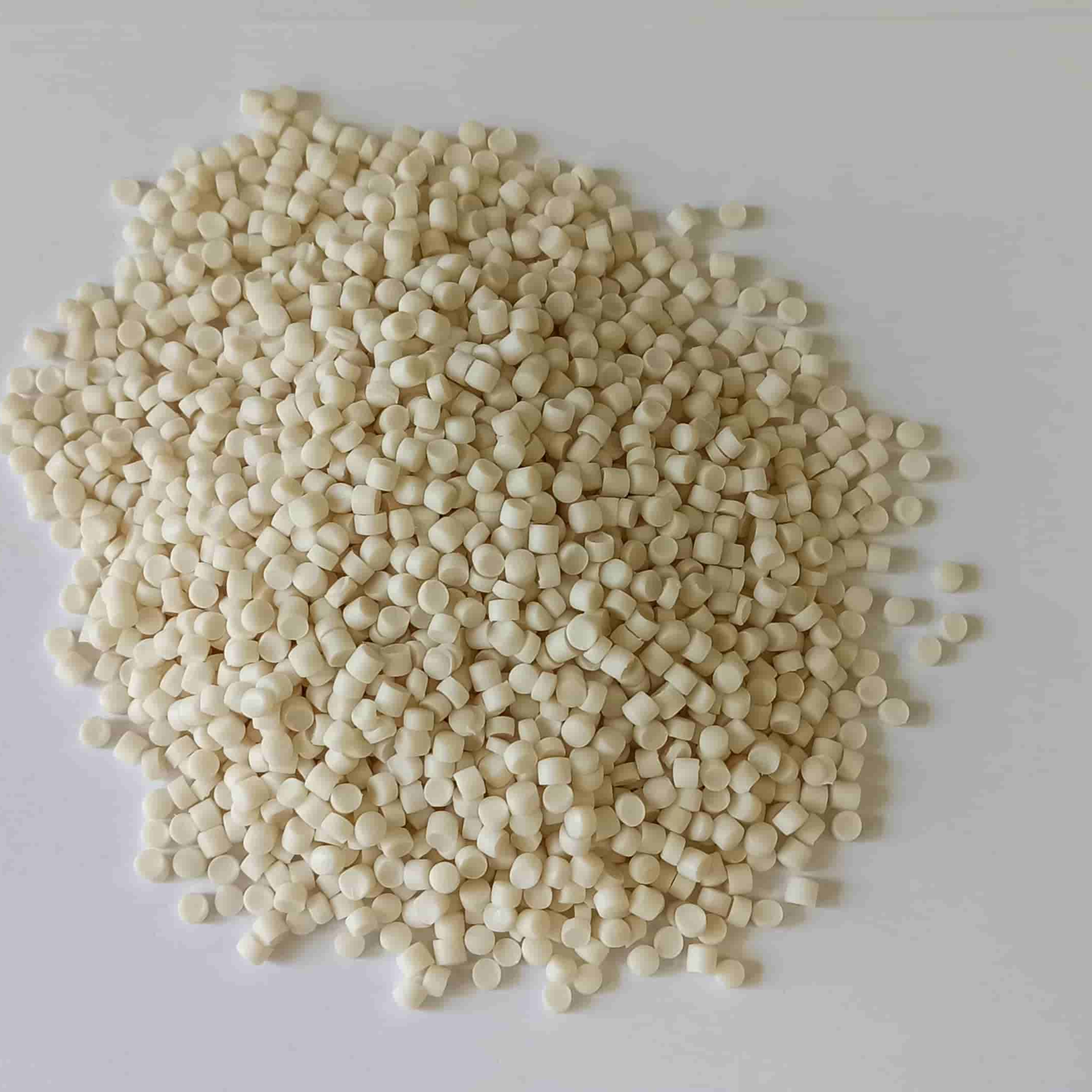 Горсть пластиката ИТ-105 натурального цвета