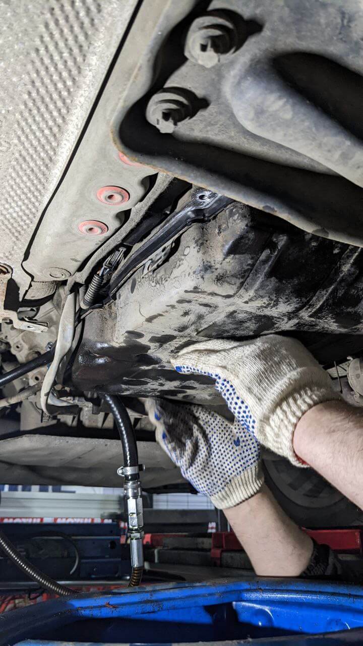 Монтаж поддона с новыми болтами