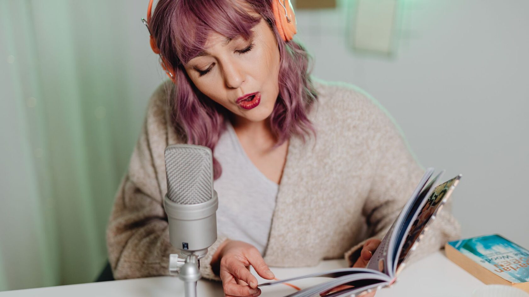 Взрослый ученик на уроке пения