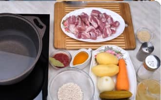 Приготовление рассольника с перловкой и солёными огурцами со свининой: шаг 1