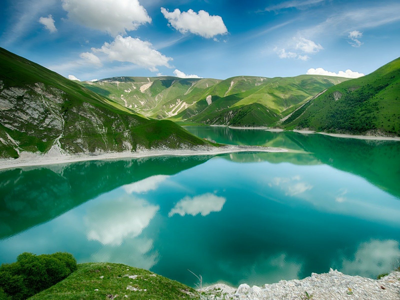 Горы и голубая вода. Озеро Кезеной-ам Чеченская Республика. Озеро в Чечне Кезеной ам. Озеро казино ИАМ Чеченская Республика. Озеро Кезенойам Дагестан.
