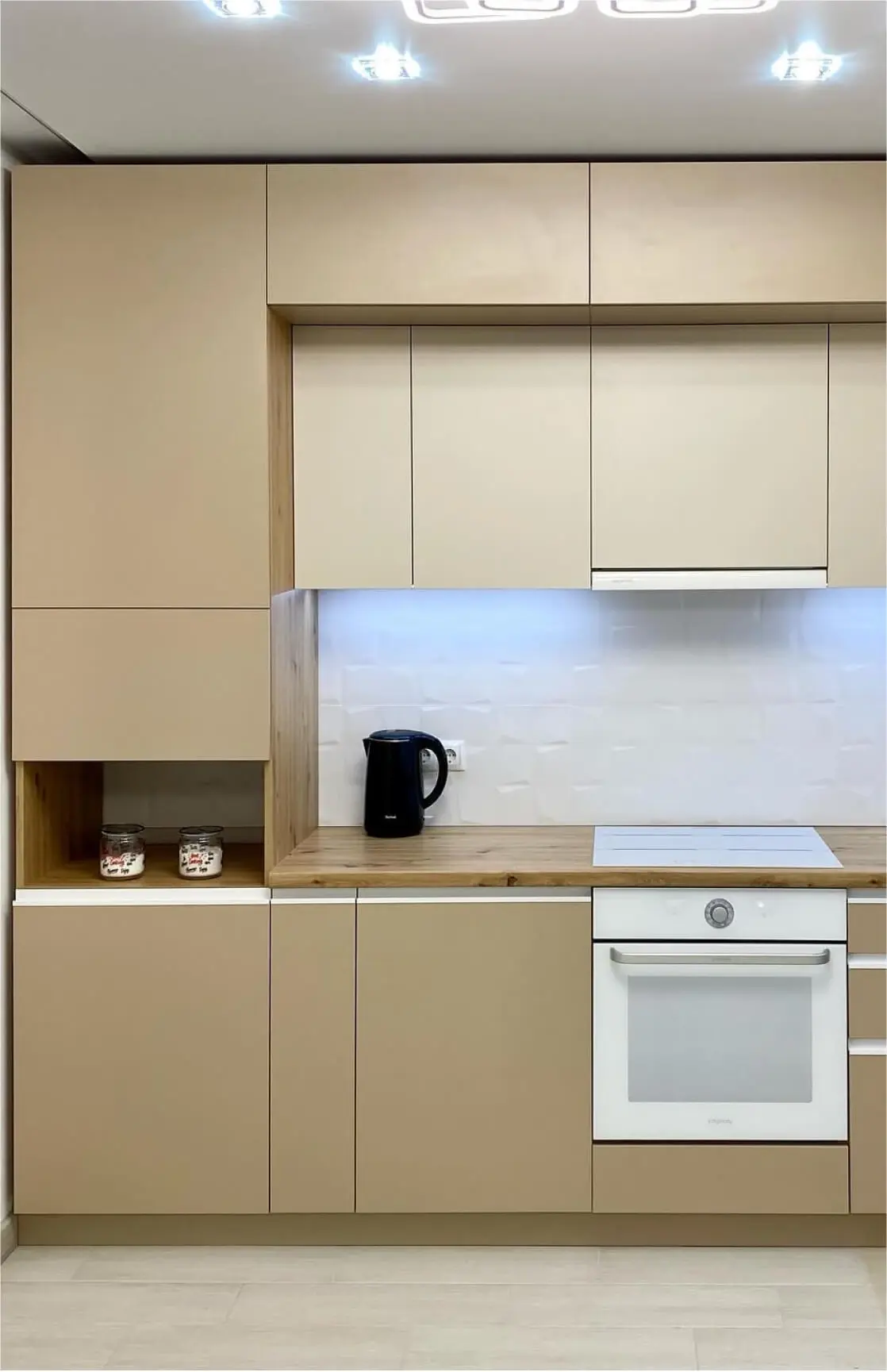 Бежевая кухня со столешницей под массив дерева