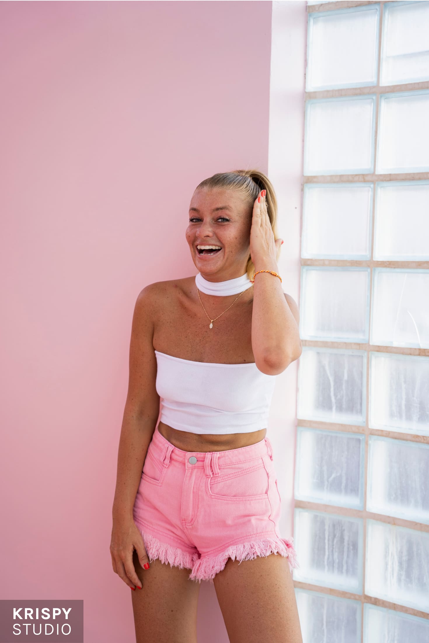 Женщина в стильном летнем образе у бассейна на фотосессии в Пхукете