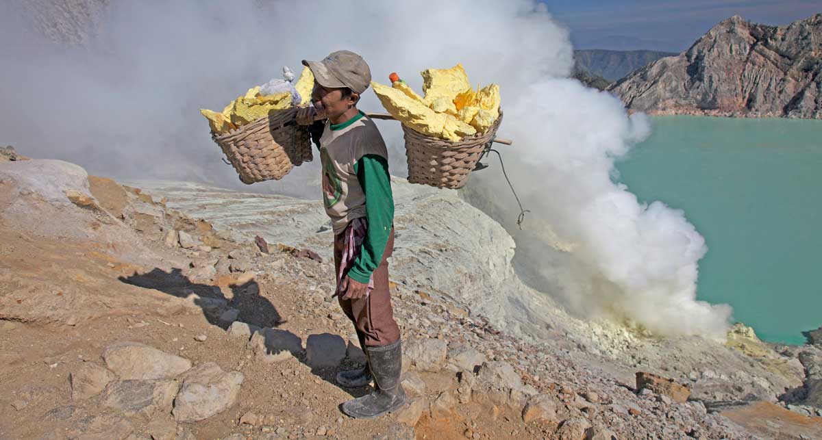 Добыча серы на вулкане Иджен в Индонезии идет открытым способом, что очень вредно для здоровья работников. Но порой это единственный способ прокормить себя и семью в этих краях