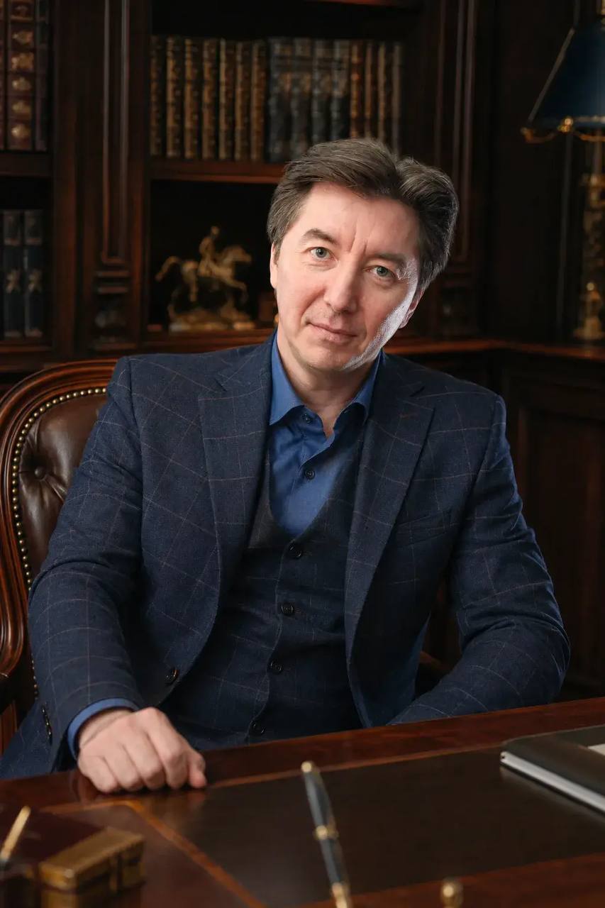 Руслан Саркеев — ведущий программы