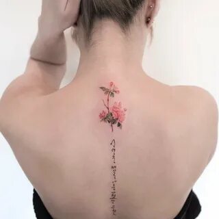 Татуировка надписи вдоль позвоночника | Tattoo Academy