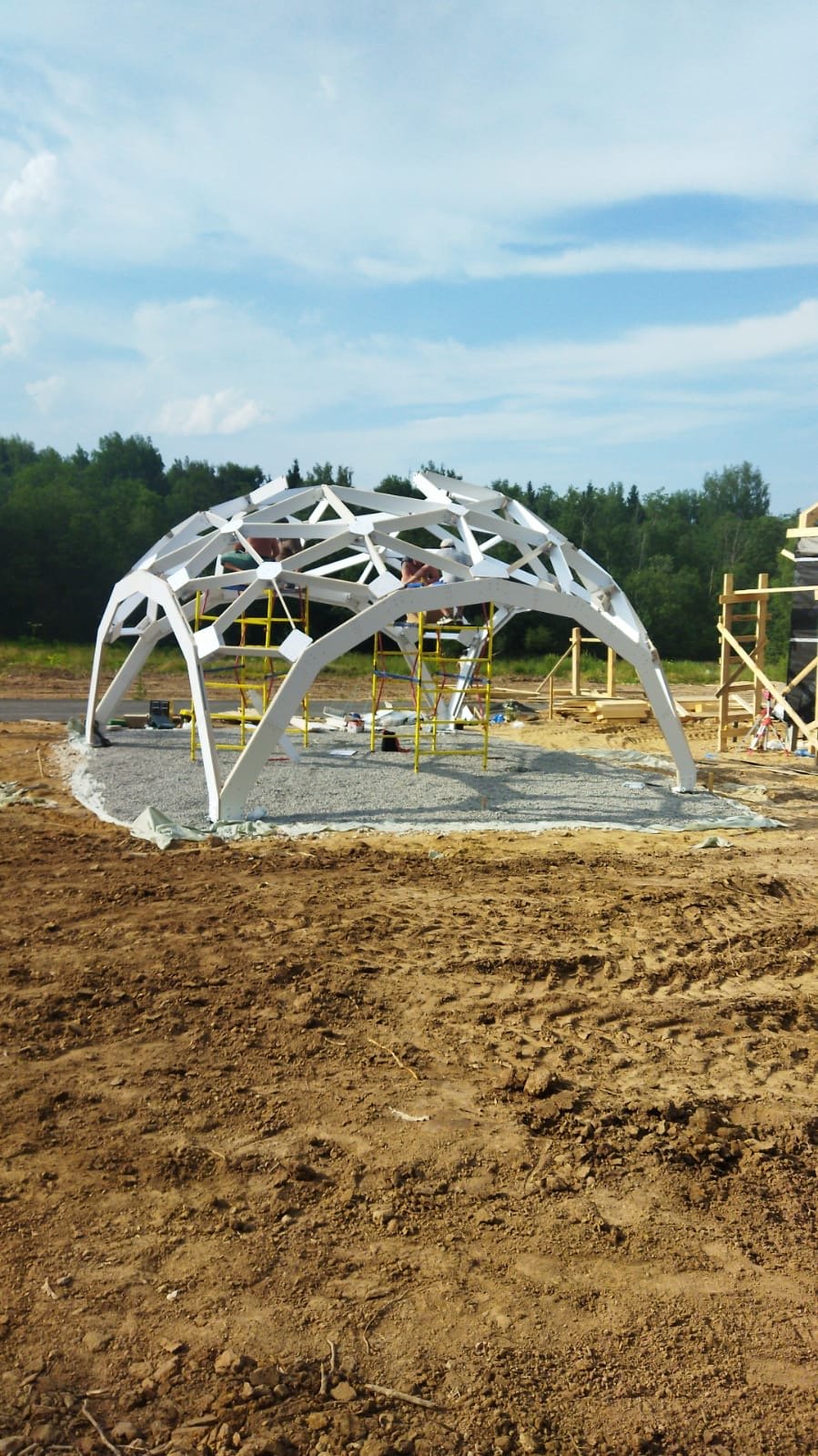 Сборка белого каркаса купола на выставке Open Village