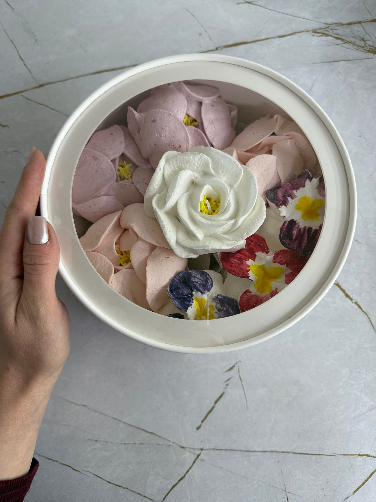 Зефир ручной работы в коробке-тубус, диаметр 21 см.