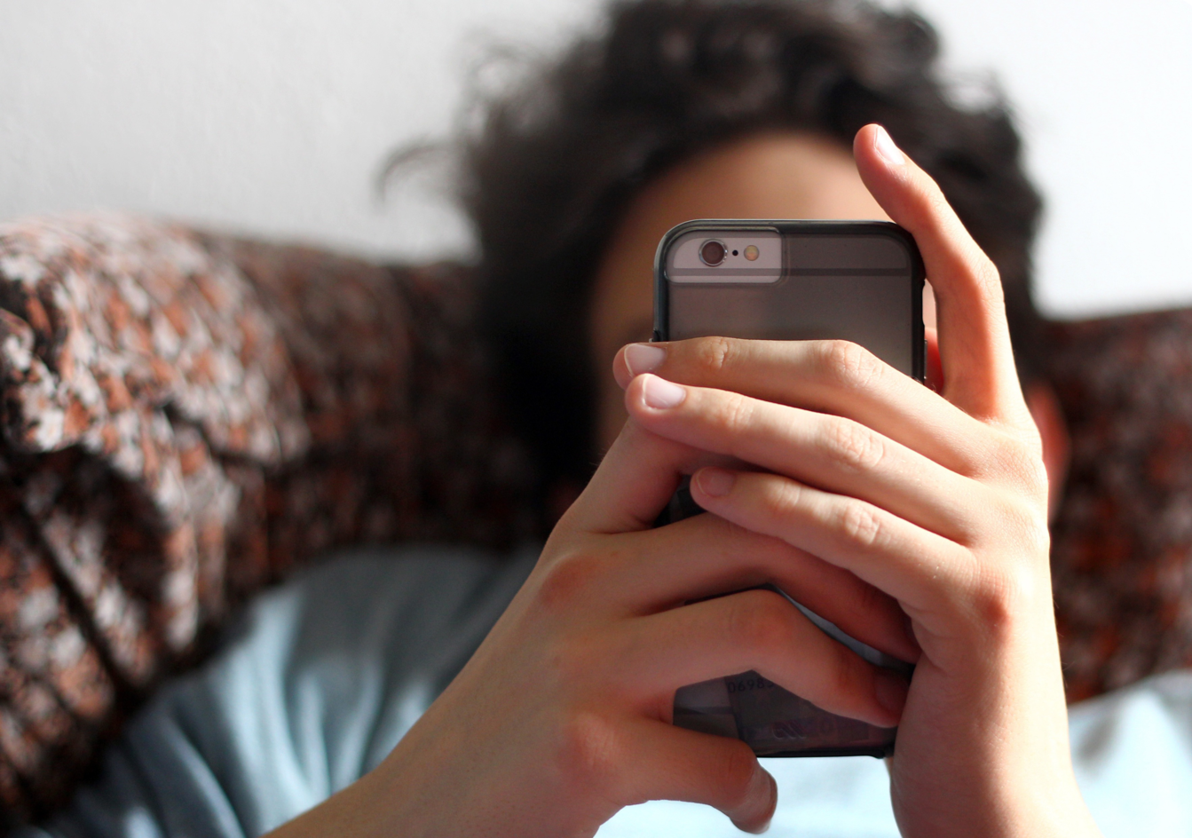 человек с телефоном в руке. сочинение на тему моя мечта. мечтаю стать. мечта вывод в сочинении. как люди игнорировали друг друга.