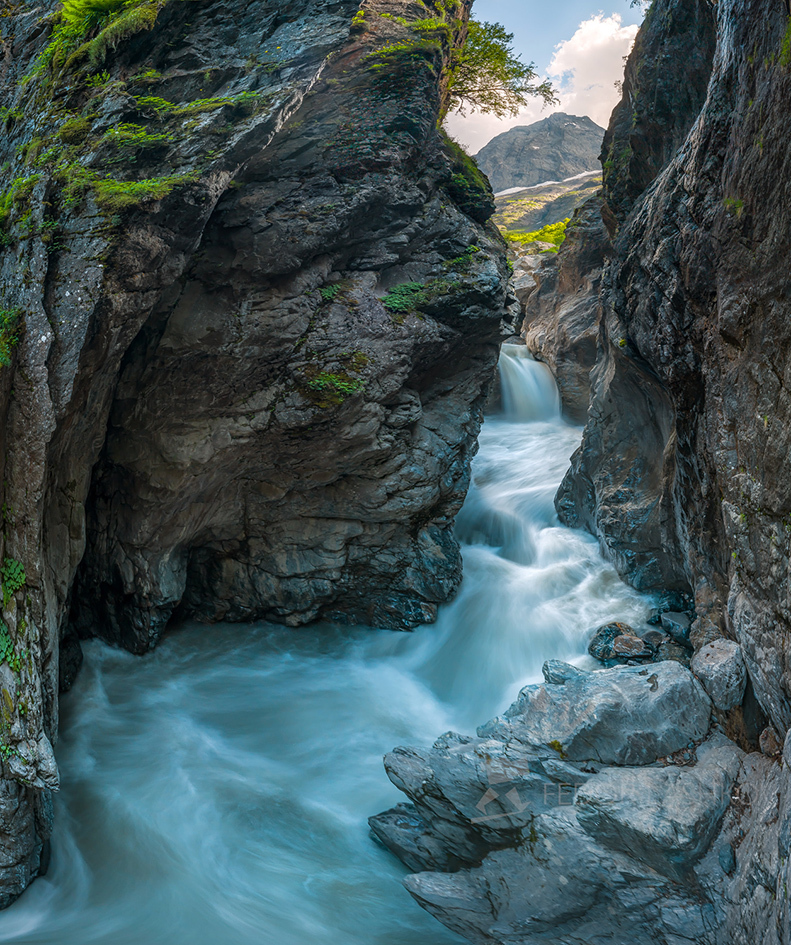 Река в ущелье фото