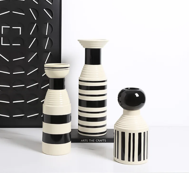 Черно-белые вазы для цветов