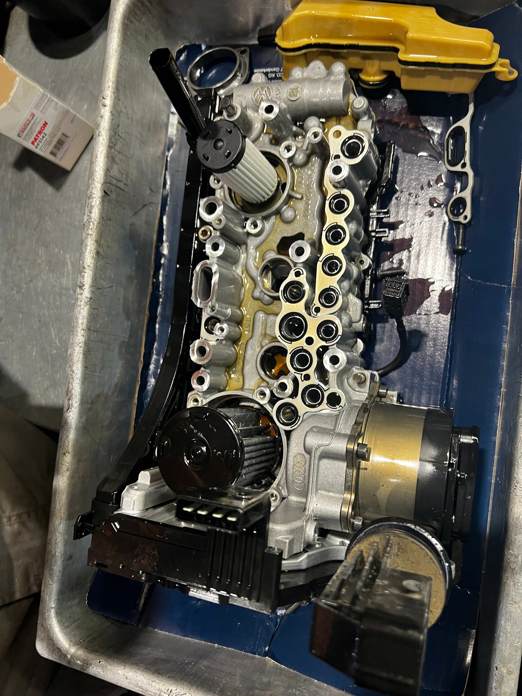 Снимаем старые фильтра тонкой и грубой очистки и устанавливаем новые