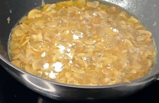 Приготовление постных котлет из гречки на сковороде: шаг 9