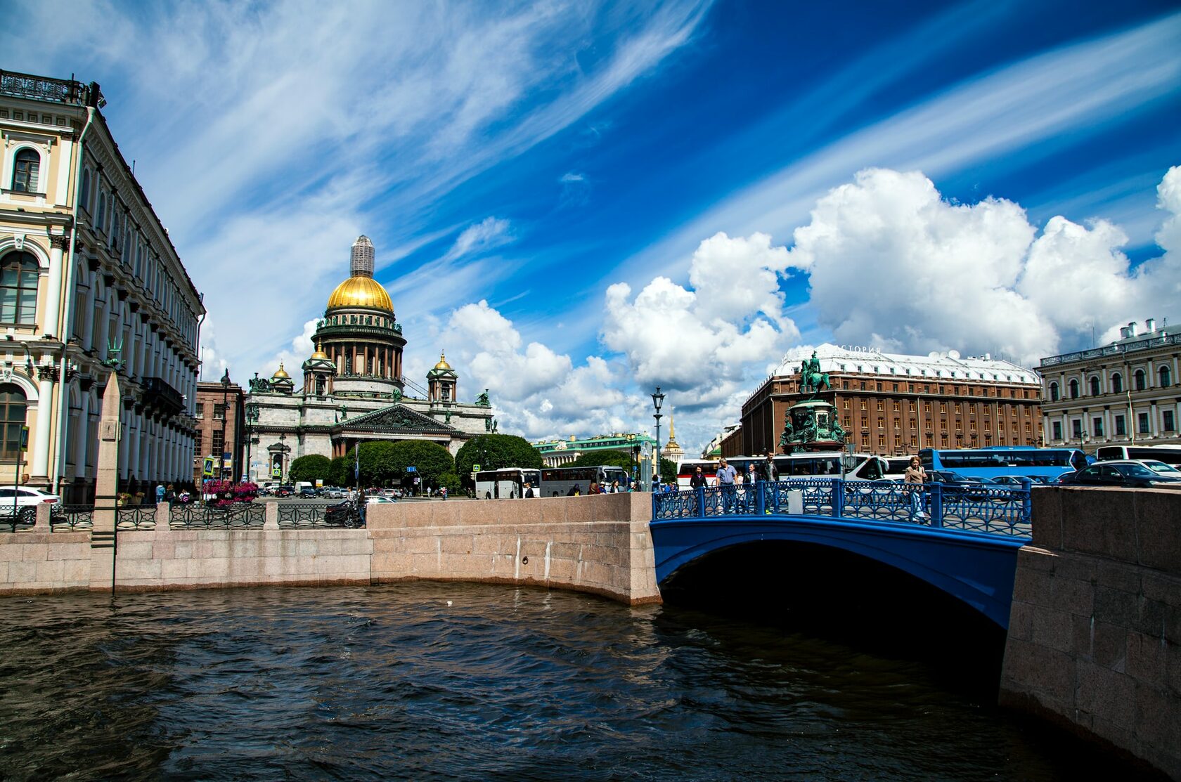 Обзорная экскурсия по Санкт-Петербургу. Исаакиевская площадь синий мост. Мосты повисли над водами экскурсия по Петербургу. Вид на Исаакиевский площадь с синего мост.