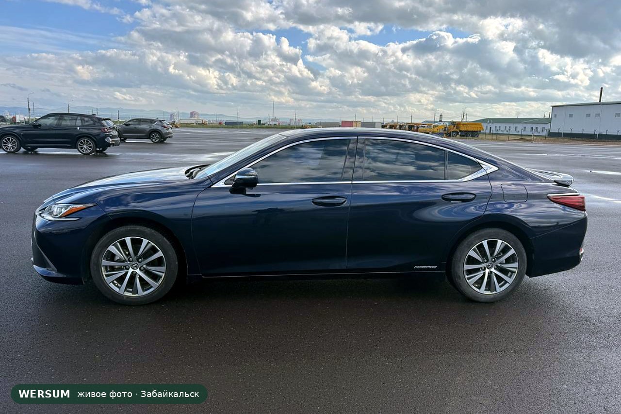 Lexus ES300h, сбоку: седан длиной почти 5 м