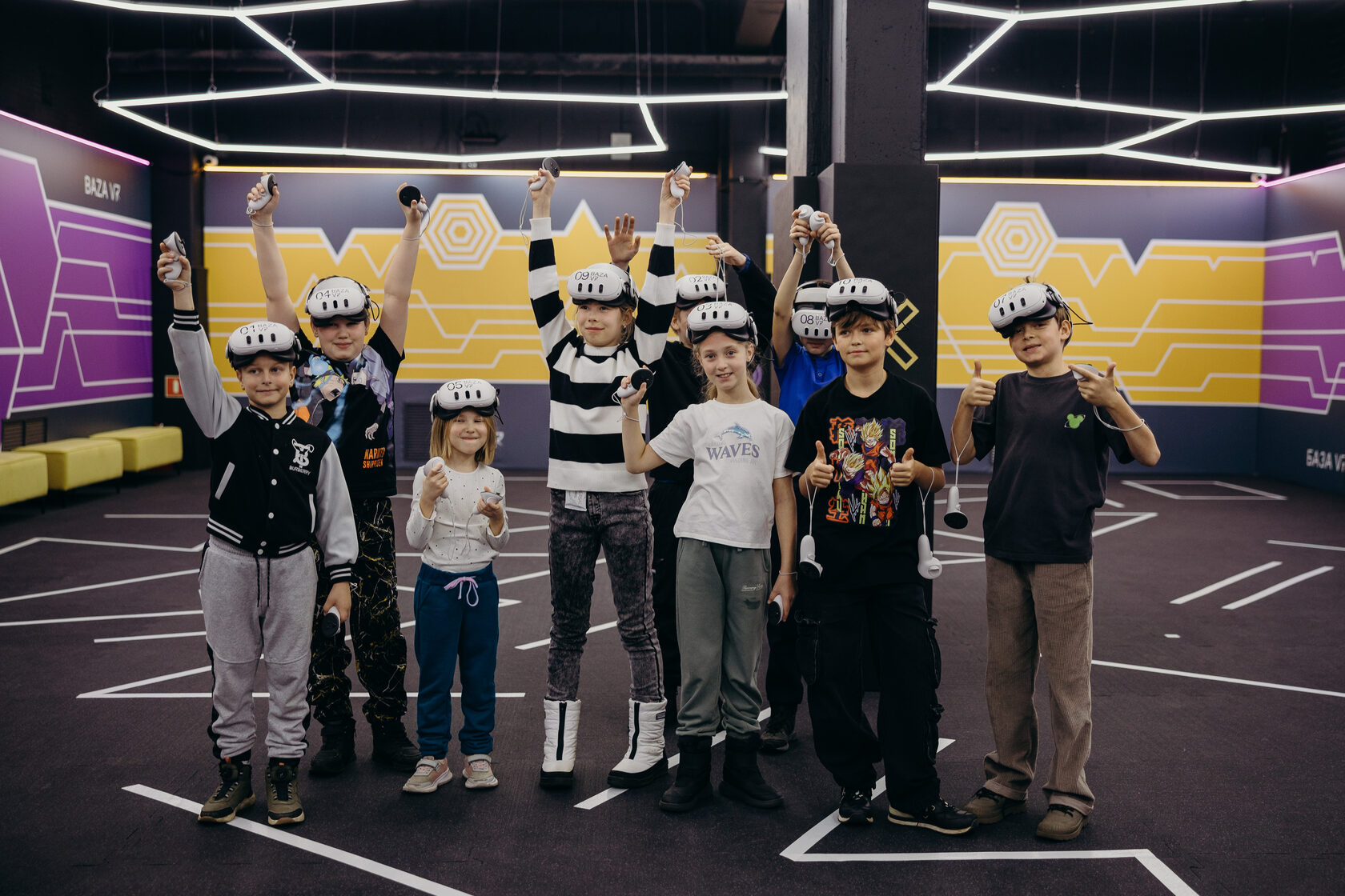 Школьники в VR-очках позируют для фото после игры на арене Baza VR
