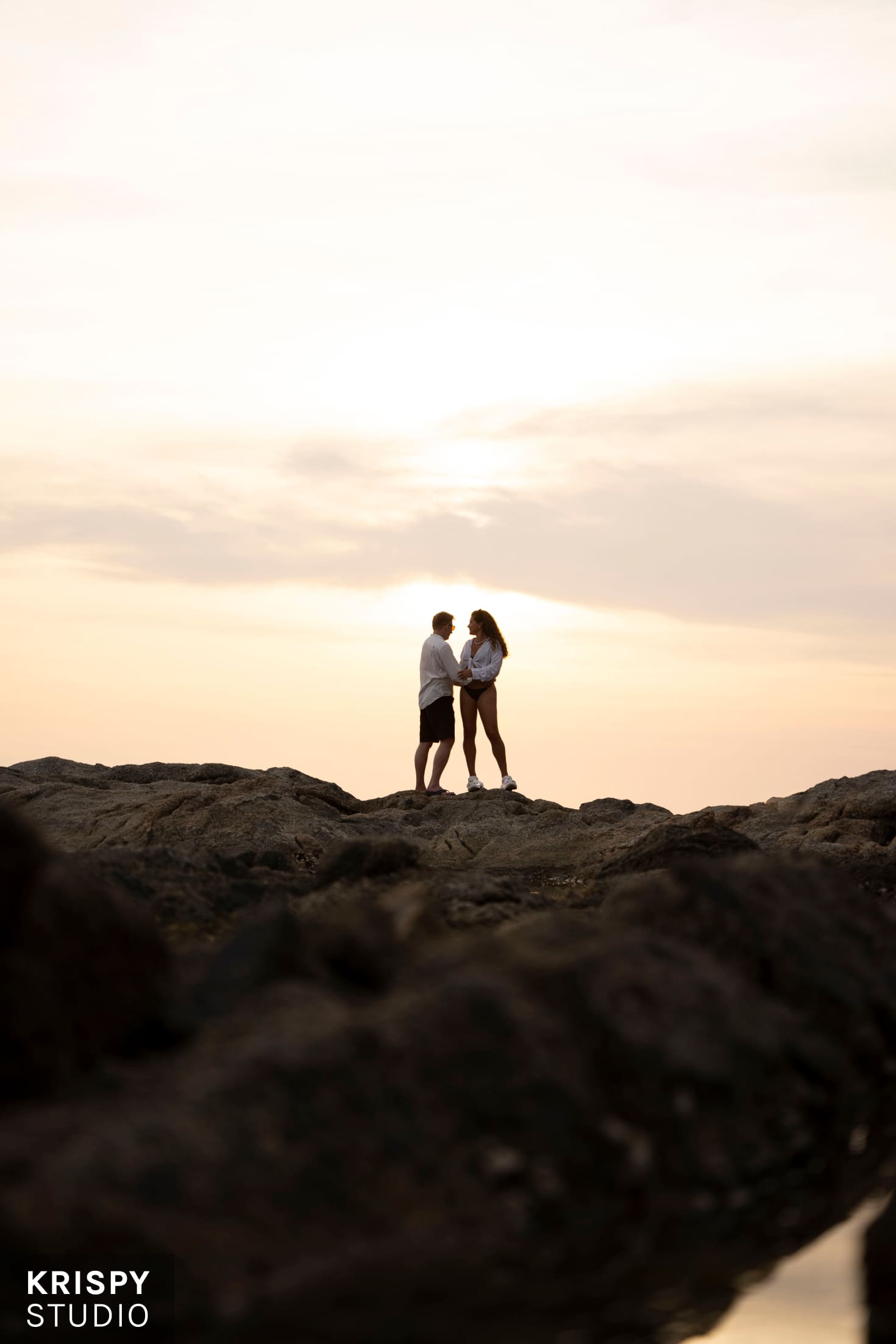 Влюбленная пара на пляже Пхукета, фотосессия у океана