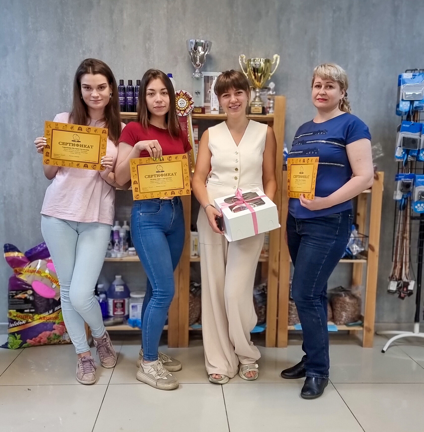 Александра Филатова с выпускницами школы груминга «Пом-Пом»