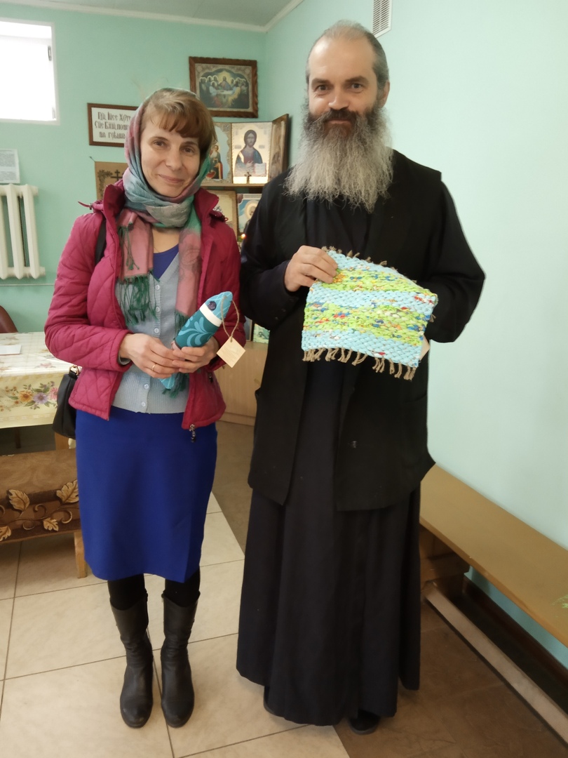Елена Борисовна, наставник программы "Тропинка", с настоятелем храма преподобного Сергия Радонежского- иеромонахом Николаем.