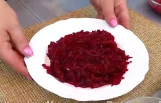 Приготовление салата из свеклы и селедки: шаг 2
