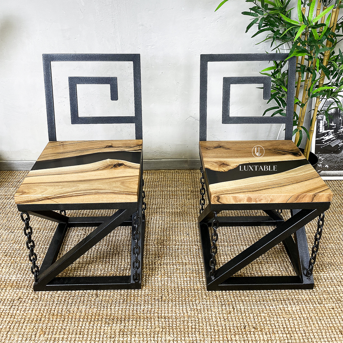 Tavolo Continental in noce europeo e resina turchese pigmentata