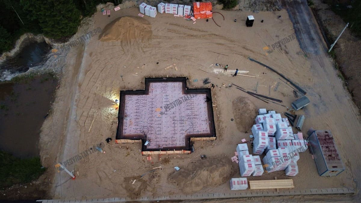 Работы по армированию монолитной железобетонной 10х10 фундаментной плиты при работе по устройству фундамента 10х10 от нашей компании в СПБ и ЛО