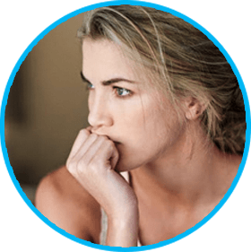 Днвушка волнуется