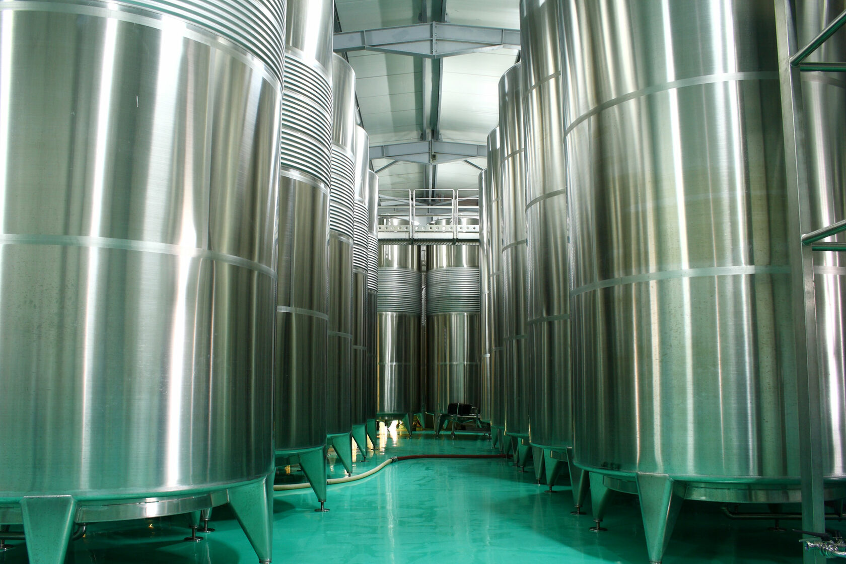 Емкость для брожения вина. Нержавеющая емкость для пищевой промышленности. Резервуар для хранения виноматериалов. Емкости из нержавеющей стали для виноделия. Емкость для хранения вина.