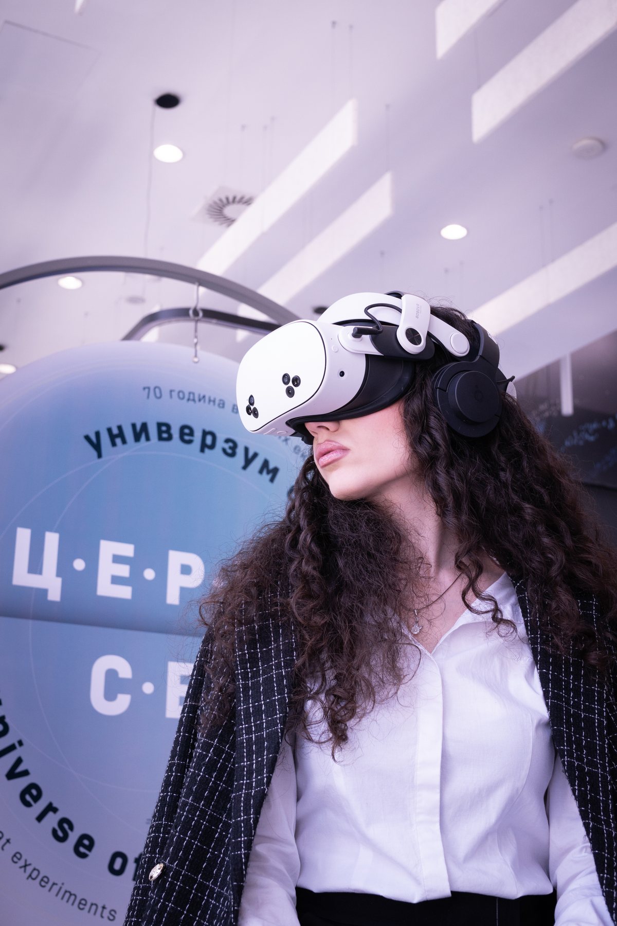 Audience member using a VR headset in Nis
