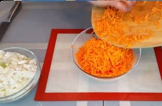 Приготовление печеночного торта из куриной печени с морковью и луком: шаг 7