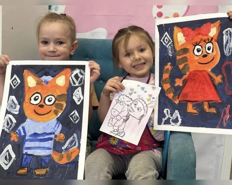 Малыши 2–3 лет показывают свои гуашевые работы на занятии ИЗО в студии РИСКУЙ