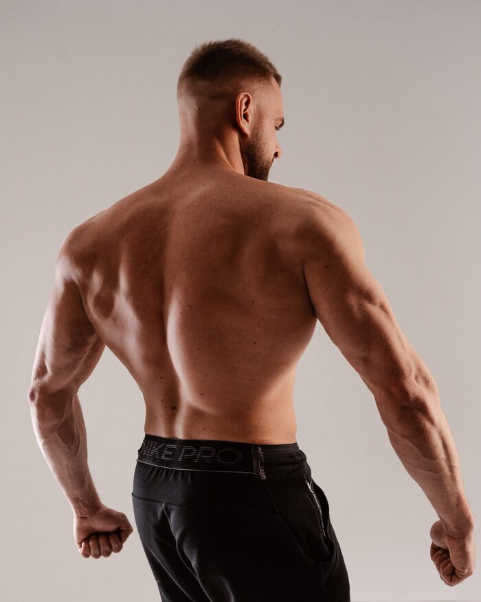 Красивый фитнес. Мужчина со штангой. Гармоничное развитие мышц. Гармоничное развитие мышц. Упражнения на трицепс взавзале.