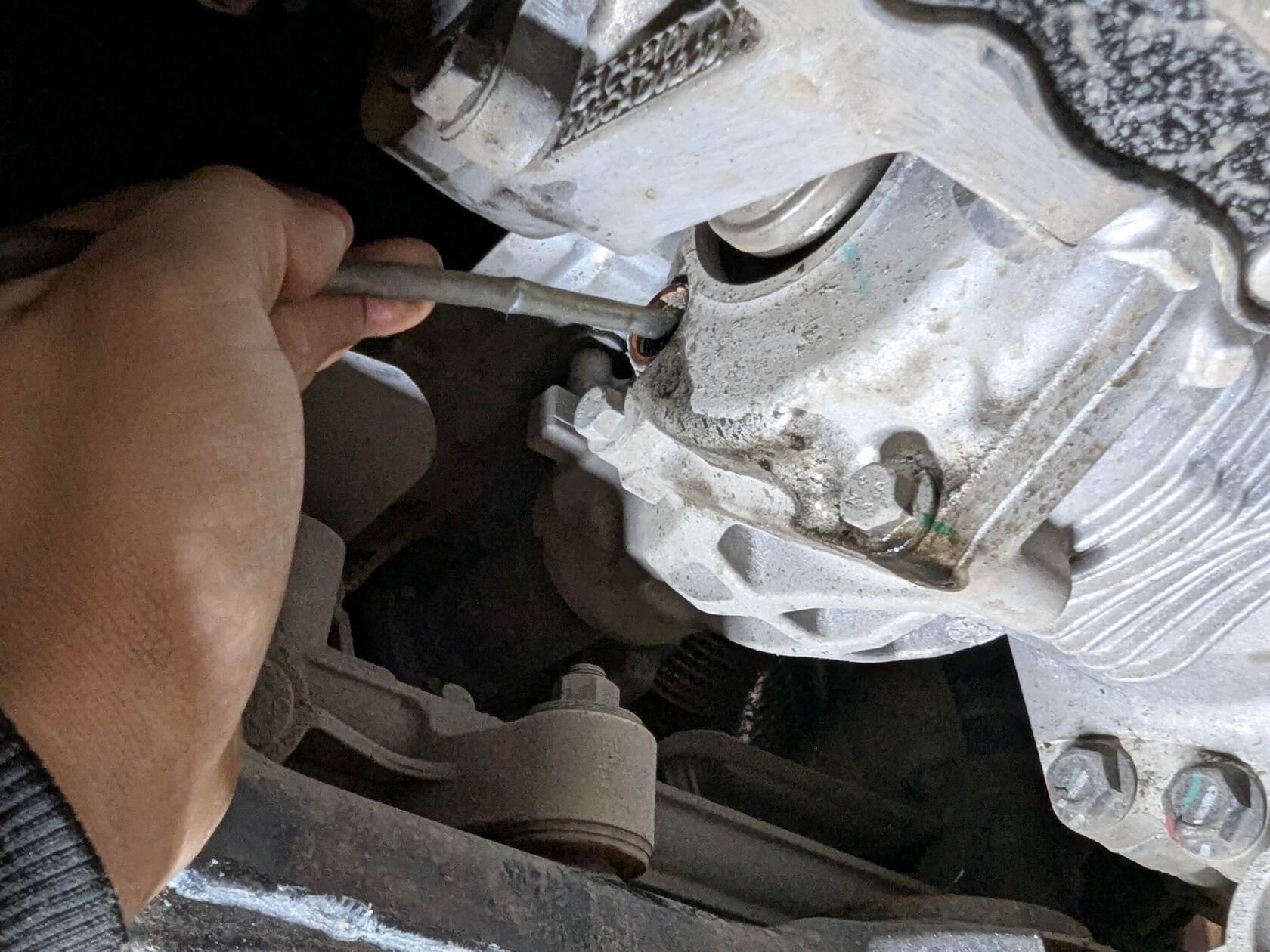 Откачиваем масло с переднего редуктора