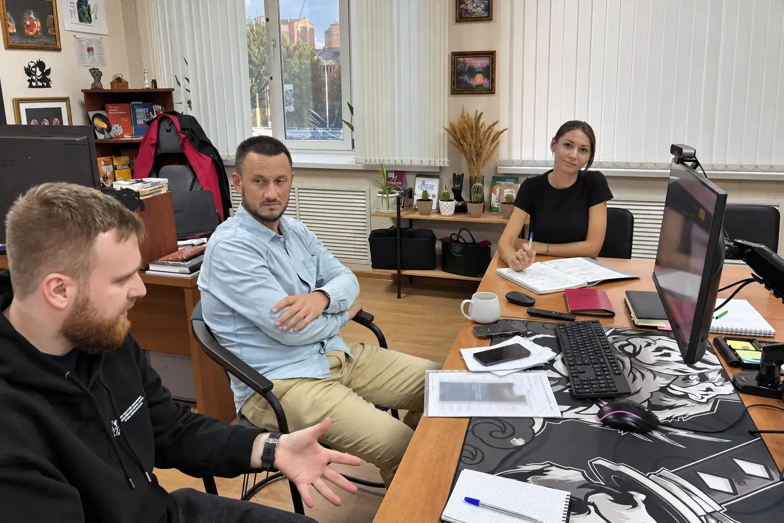Денис Городничев, Виталий Попов и Евгения Буглакова на рабочей встрече в офисе агентства