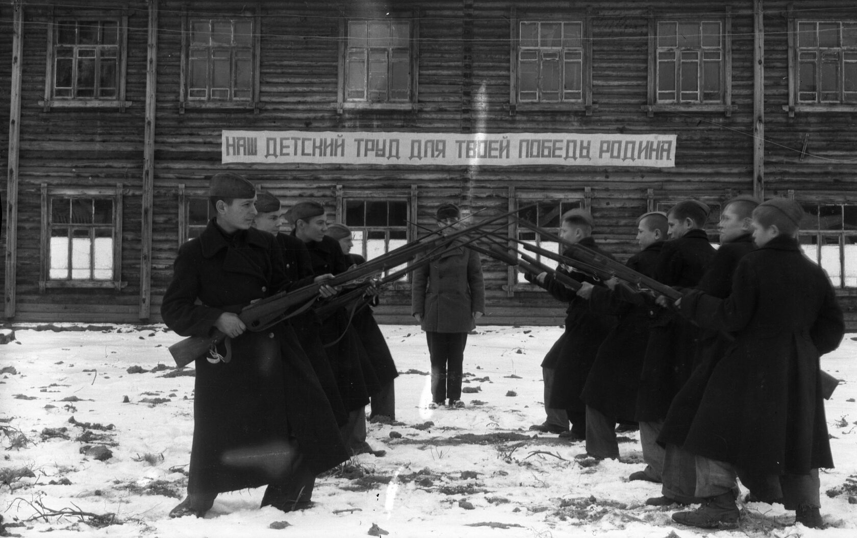 Занятие военным делом. Ремесленное училище № 21, г. Свердловск. [1943–1944 гг.] 