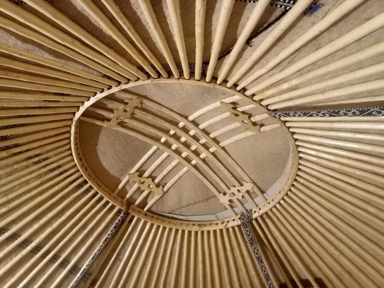 Потолок юрты тундук покрытый чехлом из войлока