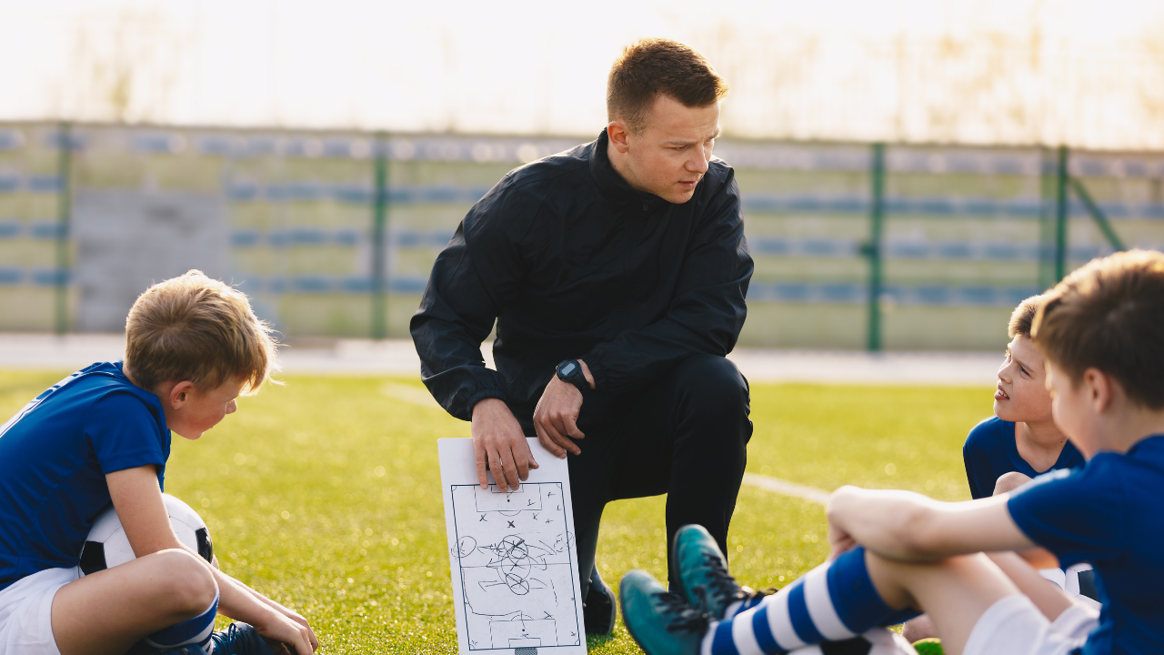 Изучение спорта. Тренировка по футболу для детей. Беседа футболистов. Мини-футболисты и тренеры. Футбол ребенок ПГ.