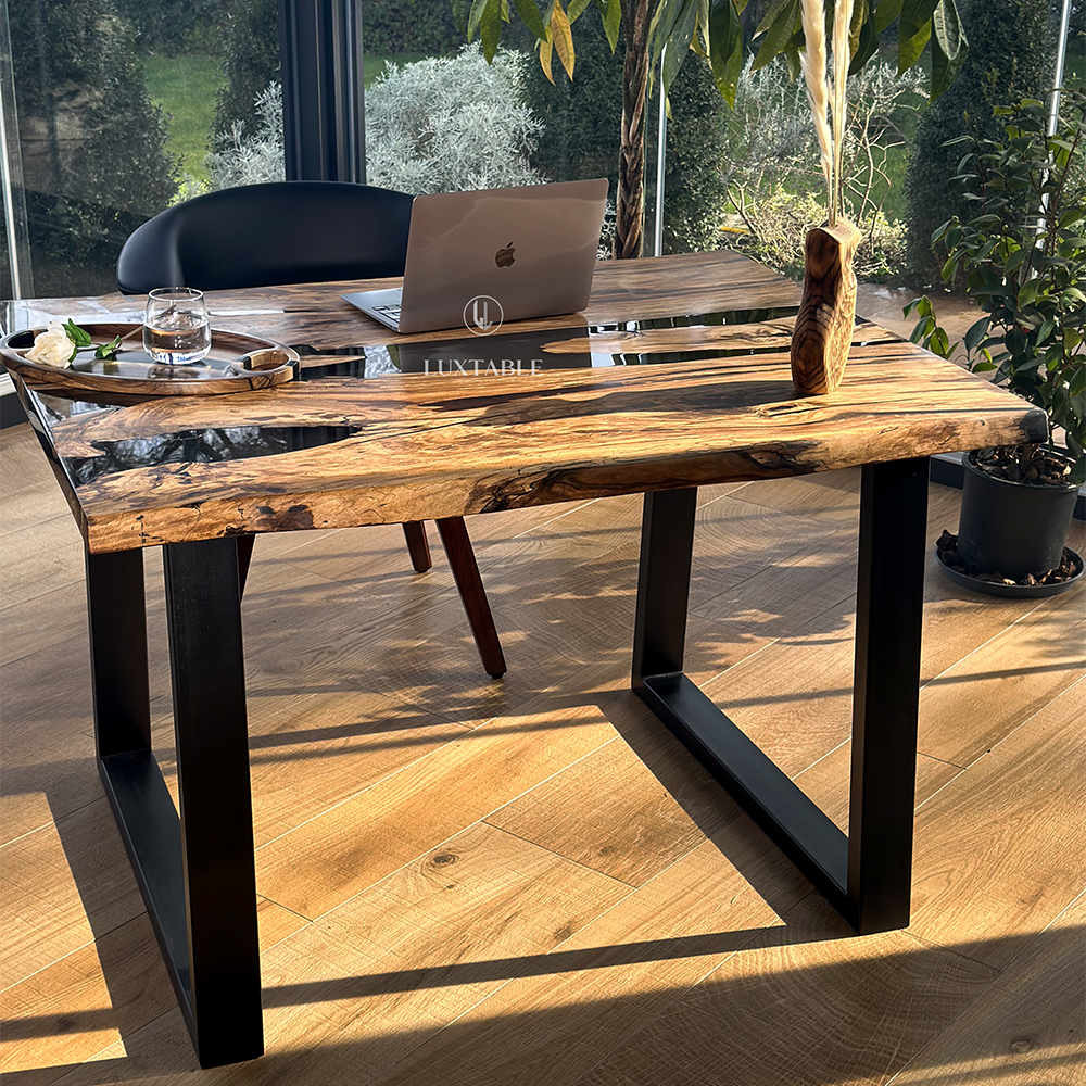 Epoxidharz Tische Alagoas aus europäischem Nussbaum und hellblauem Epoxidharz mit Metallic Effekt