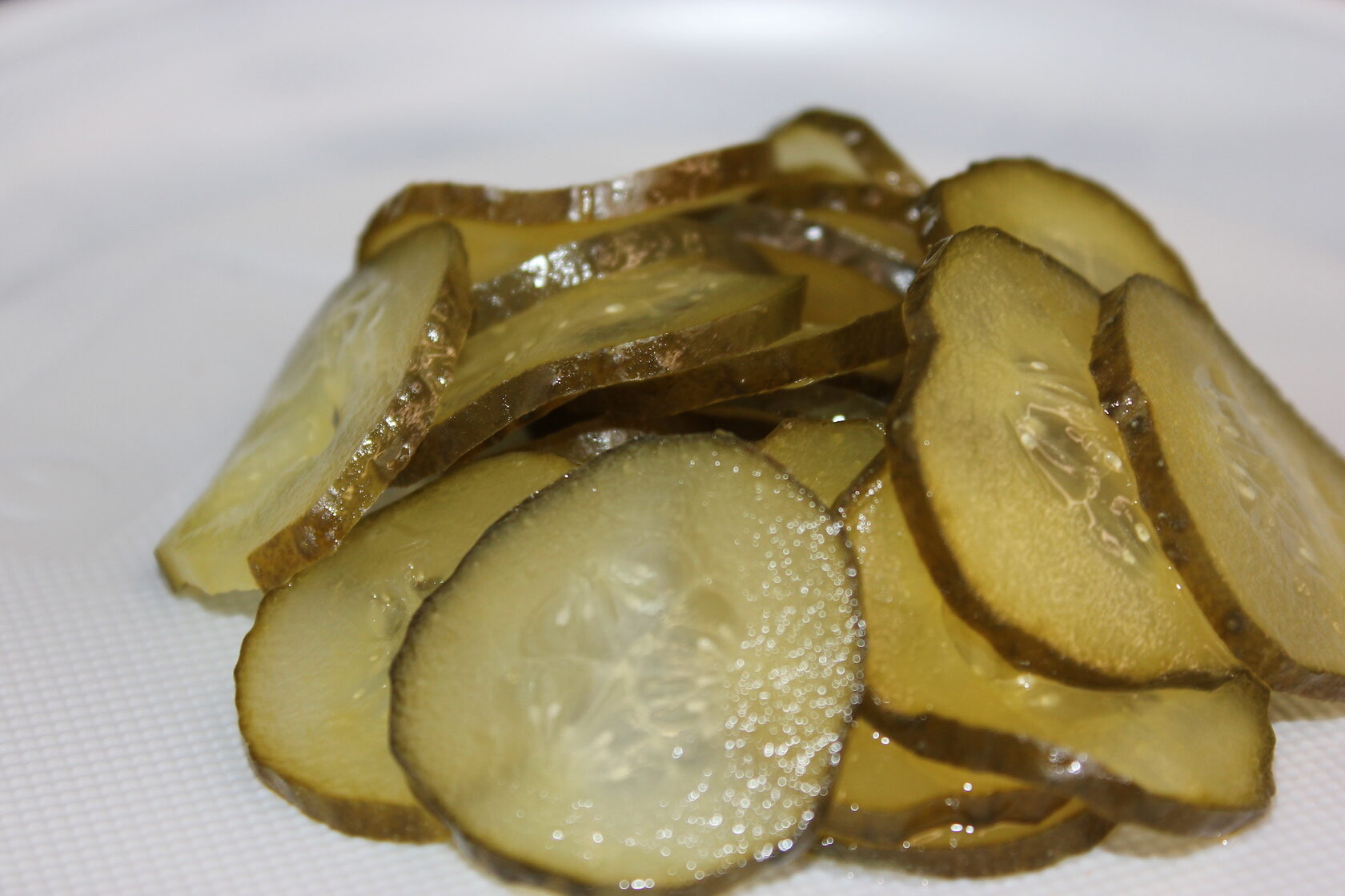 Огурцы маринованные резанные слайсами Посольские