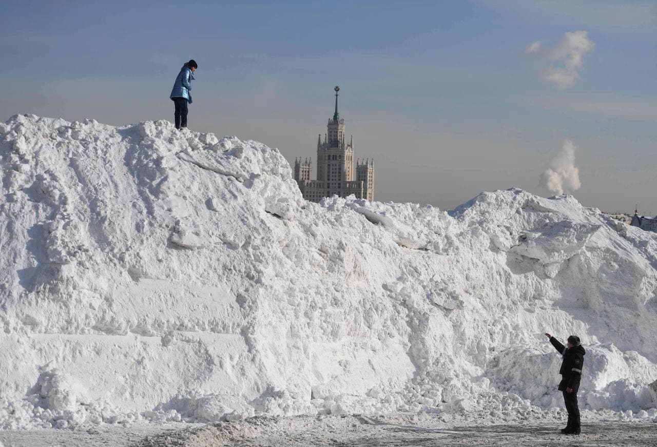 Горы снега в Москве. Кучи снега в Москве. Сугробы в Москве 2022. Сугробы в Москве зимой. День высоких сугробов