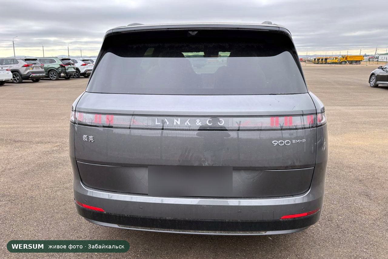 Lynk & Co 900, сзади: светящаяся полоса LYNK & CO