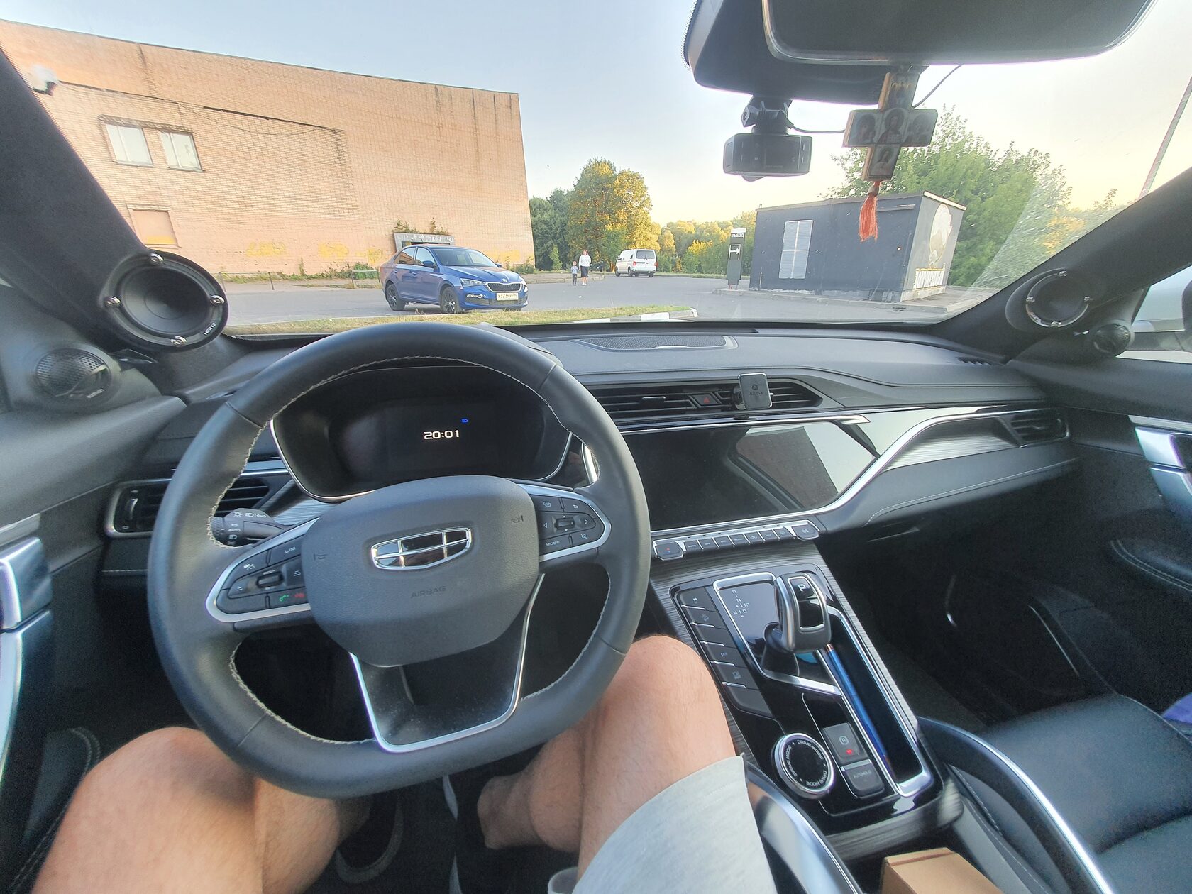 установка автозвука geely atlas pro