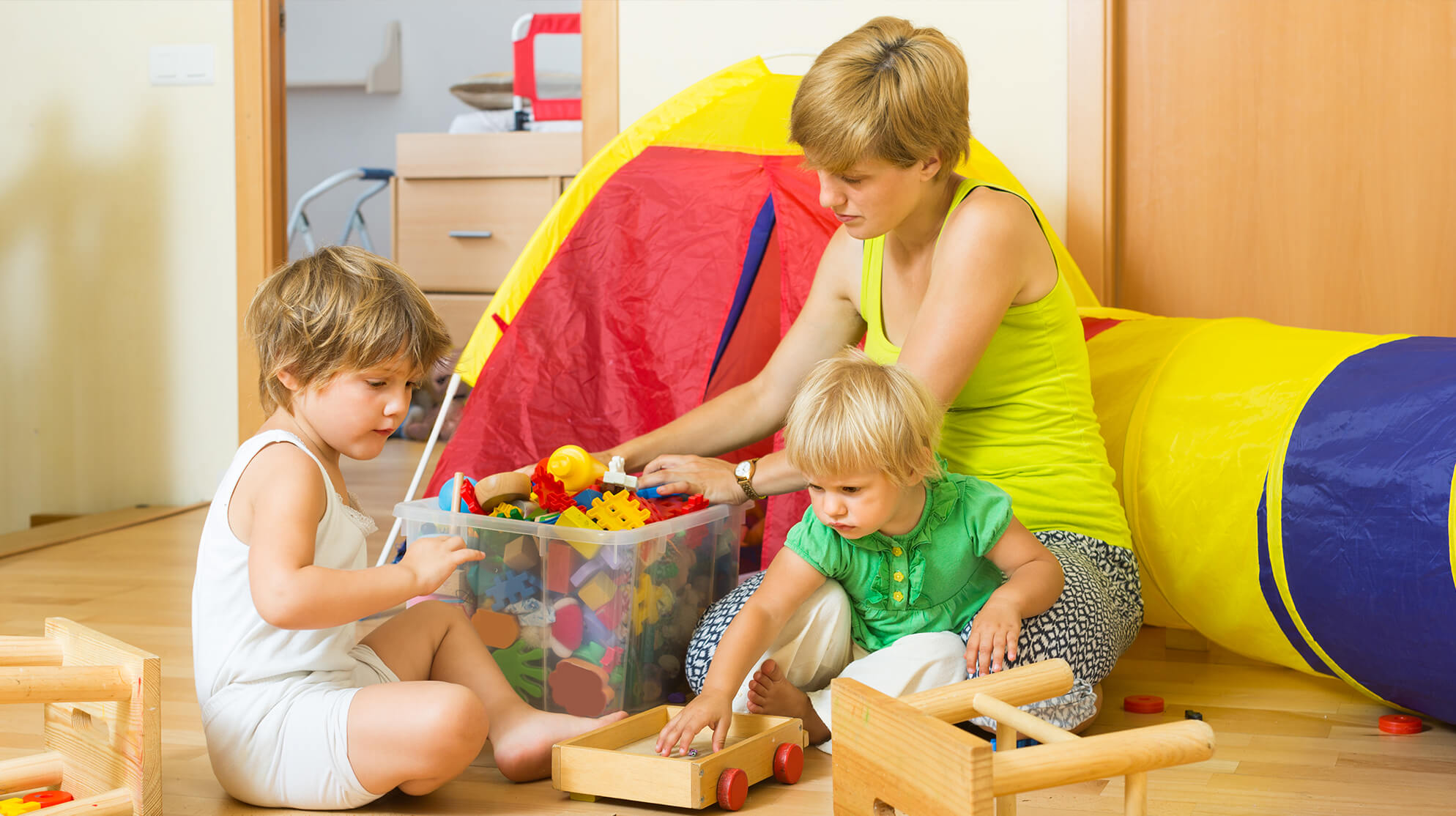 Можно ли убираться в родительский день. Ребенок убирает игрушки. Стихи про уборку. Ребенок собирает игрушки. Дети и родители убирают игрушки.