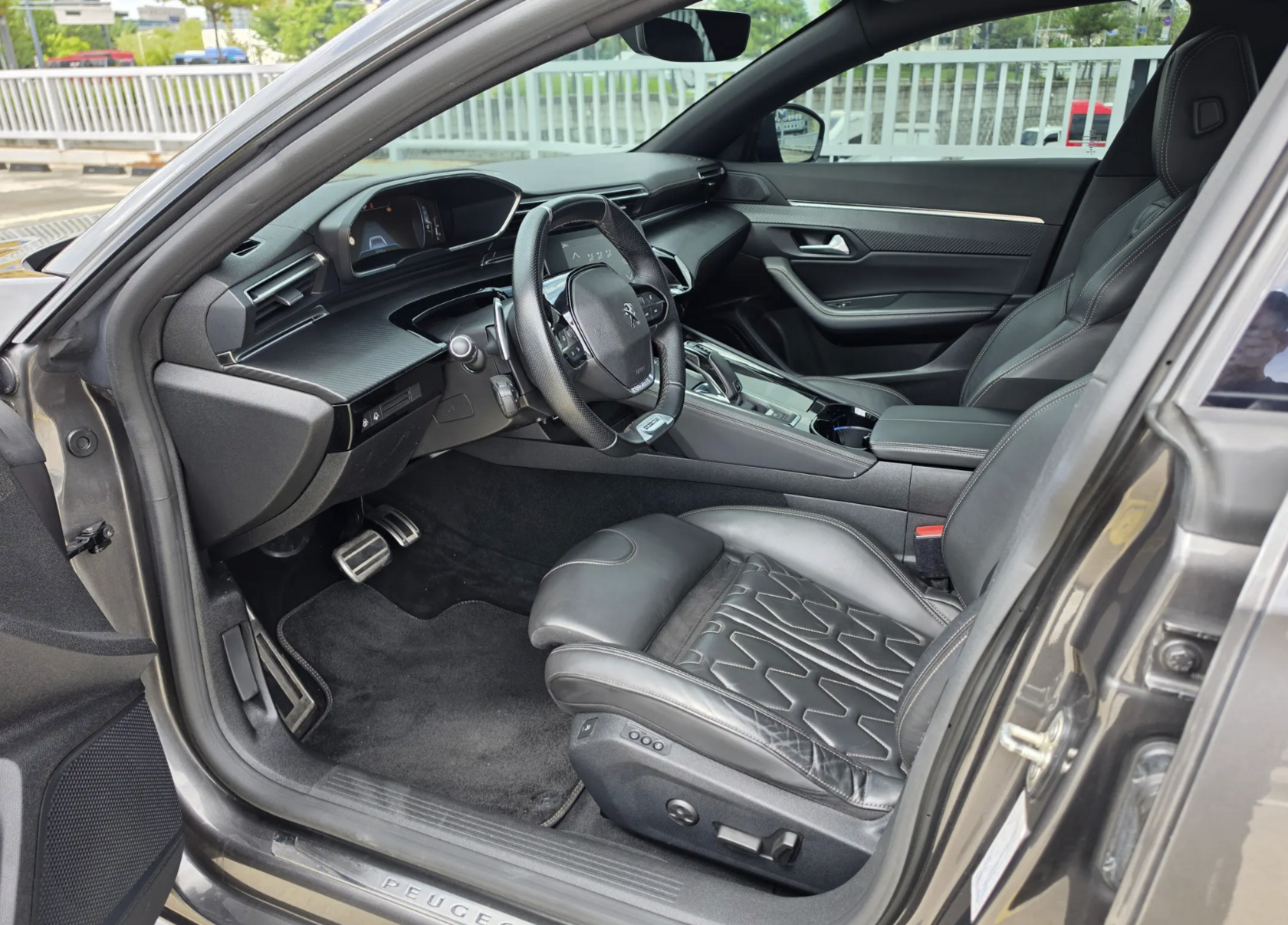 Peugeot 508 SW интерьер — передние сиденья, руль, приборная панель