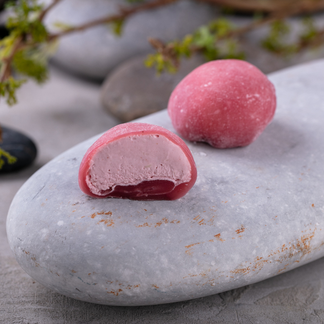 дайфуку японские десерты. клубничный дайфуку. японский десерт моти с клубникой. дайфуку моти. вагаси дайфуку.