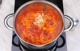 Приготовление борща со свеклой и свежей капустой: шаг 12