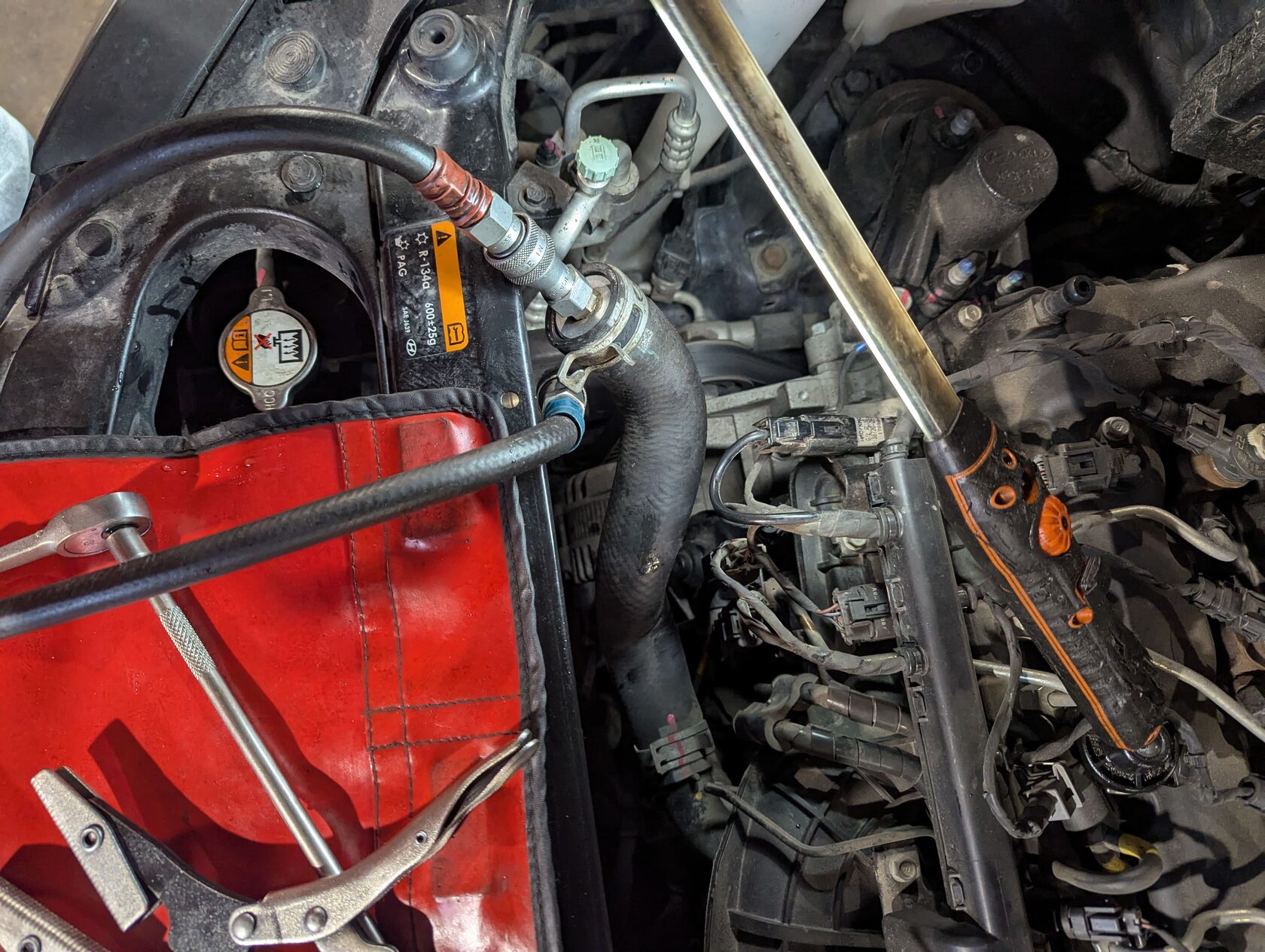 Подключаем станцию по аппаратной замене антифриза к верхнему патрубку