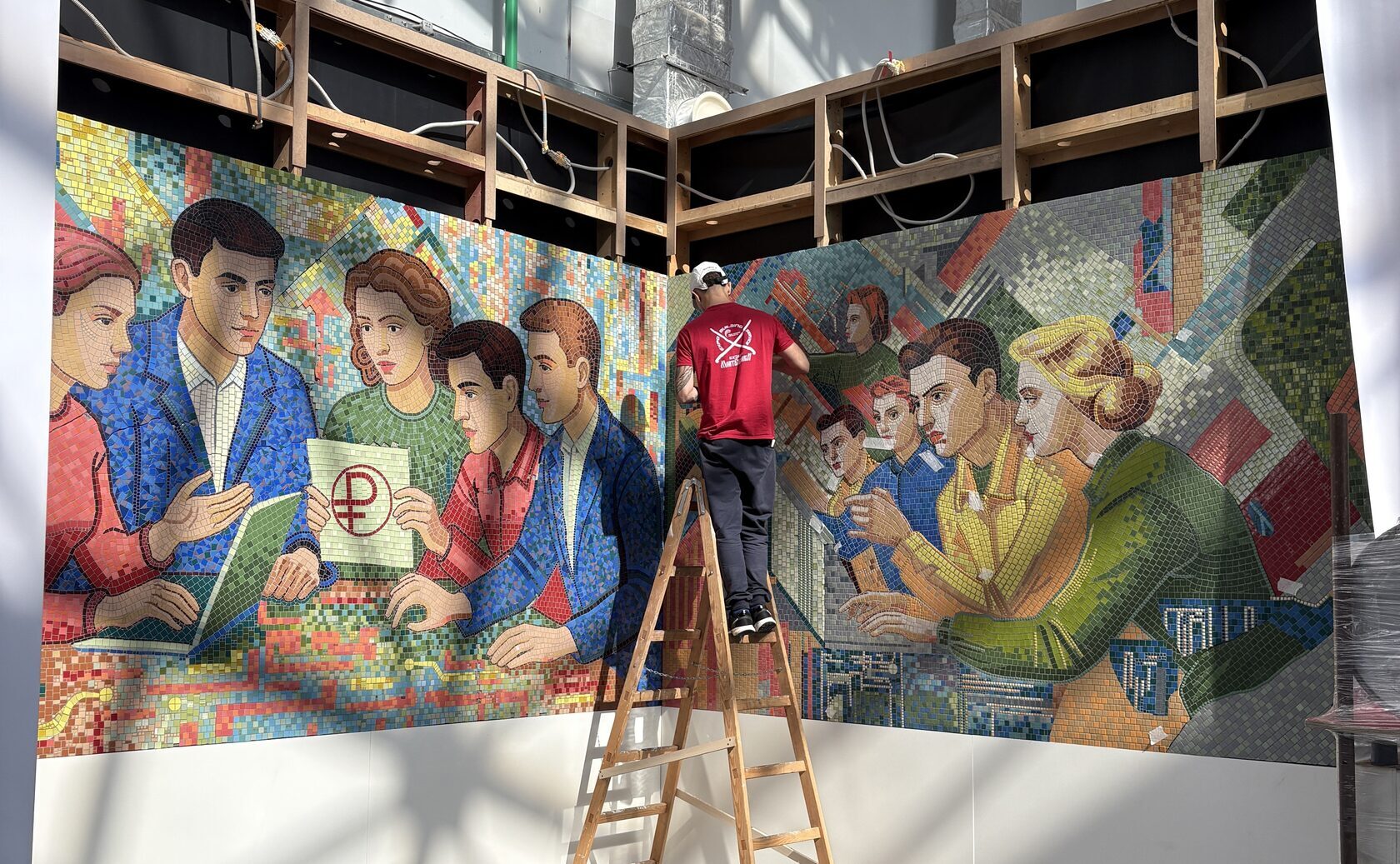 Монтаж монументального мозаичного панно из смальты мастерской ArtWorker