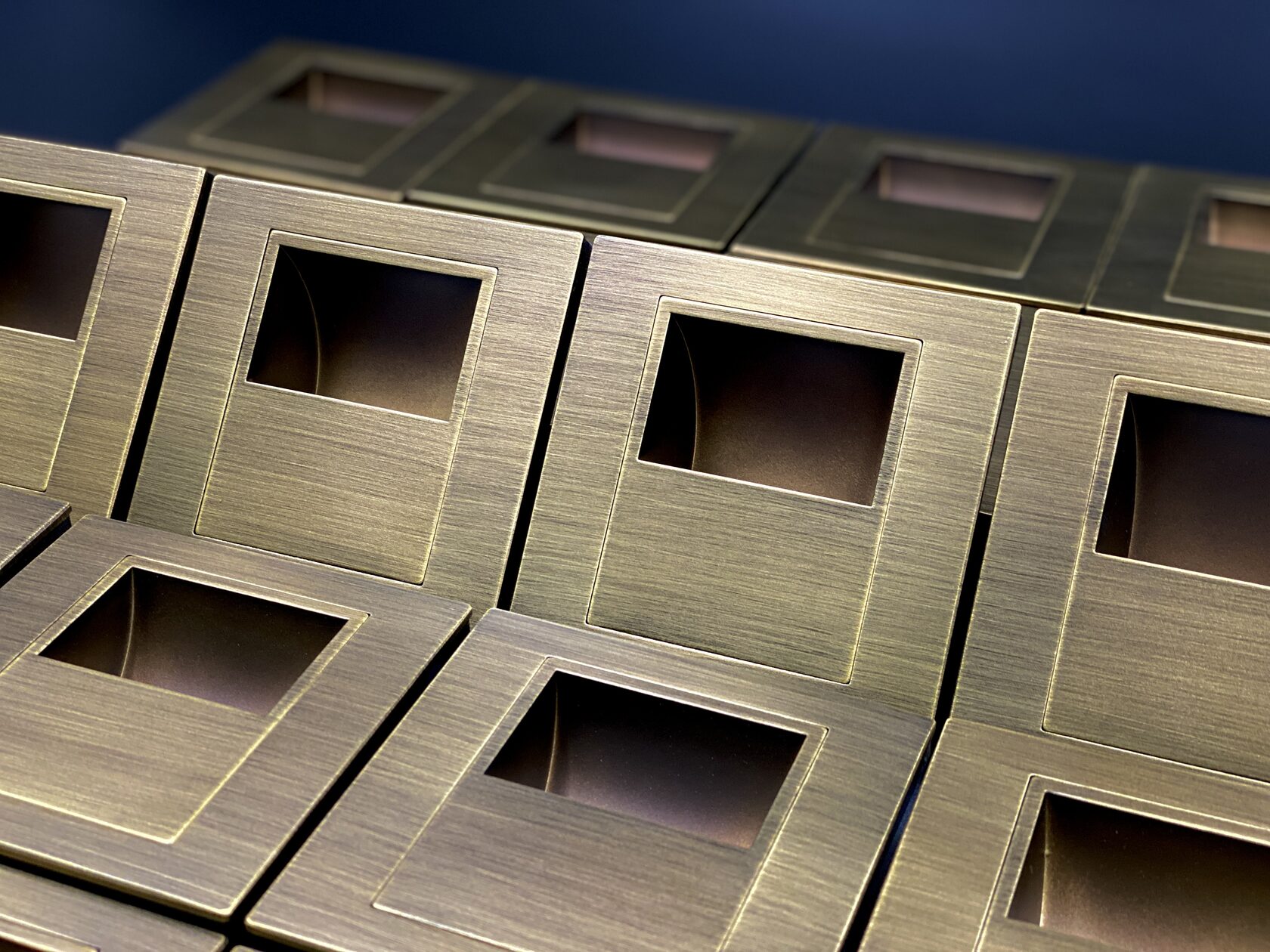 покрасить светильник в бронзу